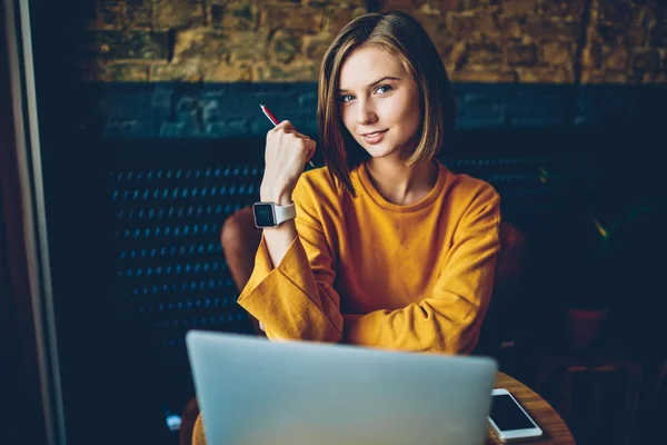 Halblanges Porträt Eines Attraktiven Kreativen Studenten Der Während Eines Fernjobs — Stockfoto