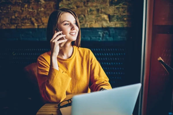 Positiv Affärskvinna Kommunicerar Med Mobiloperatören Fördelarna Med Internet Smartphone Som — Stockfoto