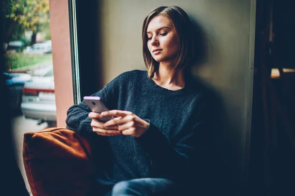 时尚的女性博客短发型通过免费高速4G 互联网连接在智能手机设备上花费闲暇时间在舒适的 Coworking — 图库照片