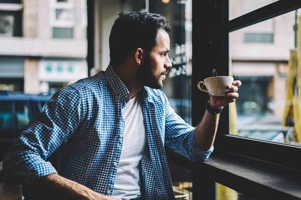 Pensivo Cara Hipster Barbudo Apreciando Café Manhã Para Café Manhã — Fotografia de Stock