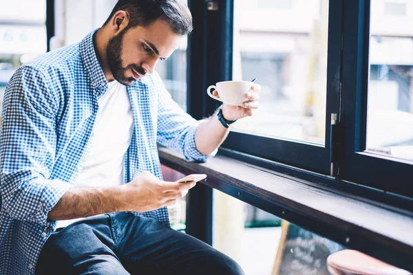 Konzentrierter Junger Mann Nutzt Anwendung Für Online Banking Während Der — Stockfoto