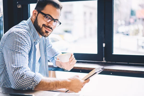 Retrato Homem Bonito Começando Dia Com Xícara Café Lendo Lista — Fotografia de Stock