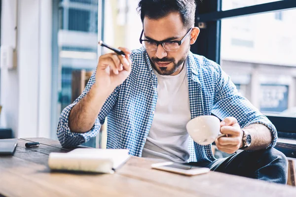 Profesjonell Grafisk Designer Som Arbeider Kaffeinteriør Lager Skisse Til Prosjektet – stockfoto