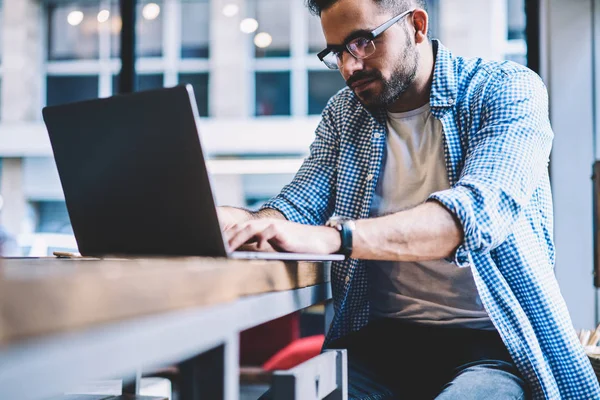 Skilled Masculin Freelancer Tastatură Laptop Computer Networking Ședință Masă Birou — Fotografie, imagine de stoc