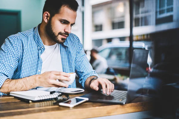 Hipster Cara Lendo Mail Computador Portátil Analisando Informações Beber Café — Fotografia de Stock