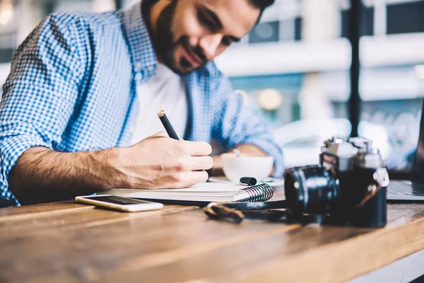 Estudante Masculino Concentrado Escrevendo Relatório Lição Casa Caderno Satisfeito Com — Fotografia de Stock