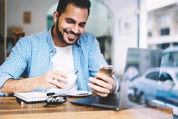 Alegre Hipster Cara Sorrindo Leitura Boa Notícia Sobre Obtenção Desconto — Fotografia de Stock