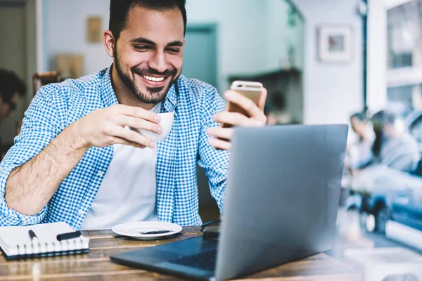 Cheerful Freelancer Enjoying Coffee Reading Messages Friend Social Networks Working — Stock Photo, Image