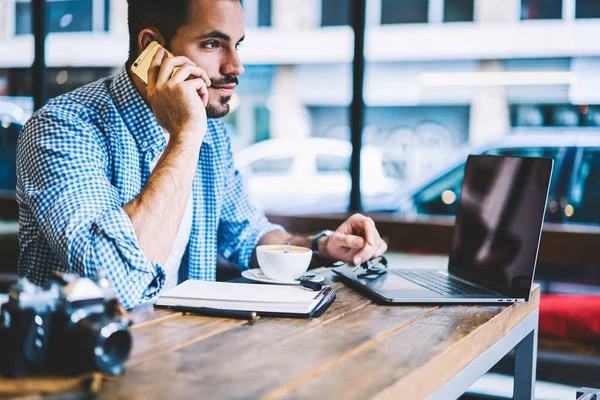 Fotógrafo Masculino Profesional Sentado Cafetería Con Equipo Que Tiene Conversación — Foto de Stock