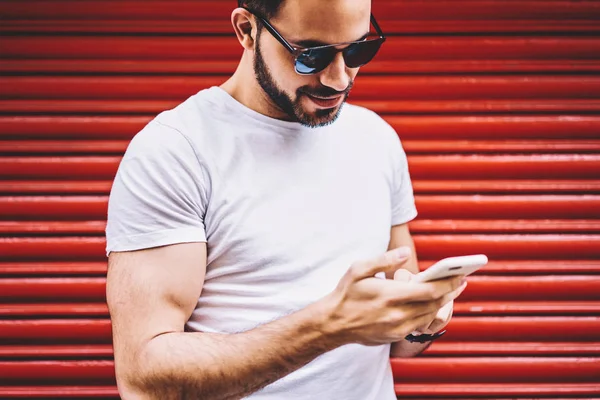 Yakışıklı Genç Marka Adını Posta Smartphone Hipster Adam Bloglama Modern — Stok fotoğraf