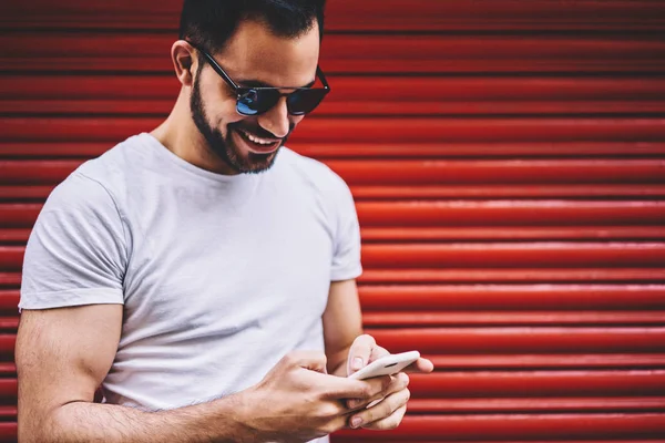 Cheerful Man Happy Getting Message Friend Sending Feedback Smartphone Enjoying — Stock Photo, Image