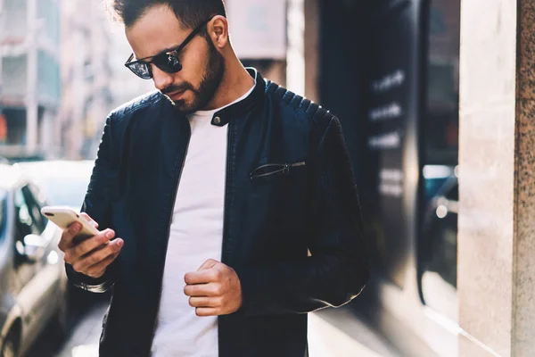 英俊的人检查在智能手机上的邮件使用时 在城市街道上花费时间 裁剪男性的形象时髦的服装发送短信通过手机聊天在户外网络 — 图库照片