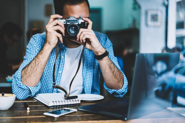 Qualifizierte Männliche Fotograf Macht Bild Von Café Sitzt Tisch Mit — Stockfoto