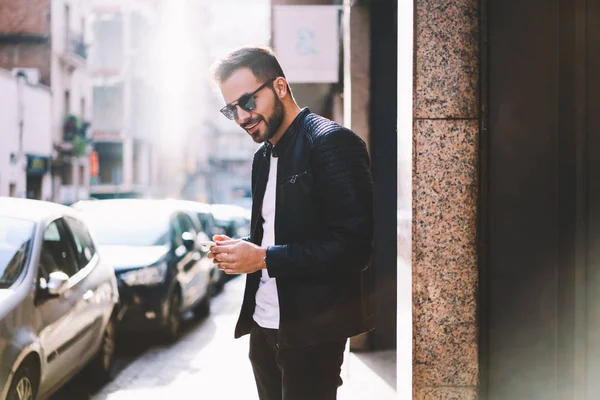 Sorrindo Hipster Cara Moda Desgaste Conversando Com Amigo Aplicativo Smartphone — Fotografia de Stock