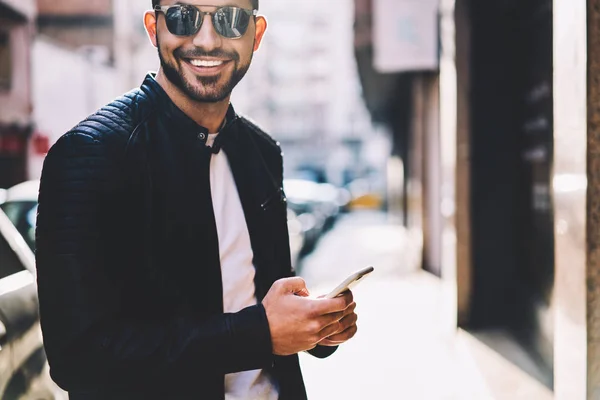 Cropped Image Cheerful Hipster Guy Looking Camera Chatting Friend Online — Stock Photo, Image