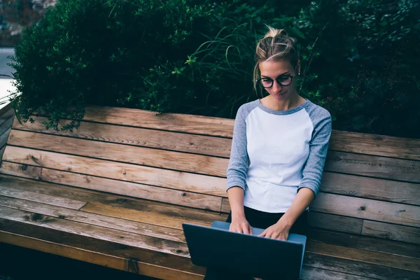 Девушка Хипстер Набирает Обратную Связь Ноутбуке Используя Соединение Ноутбук Отдыхающий — стоковое фото