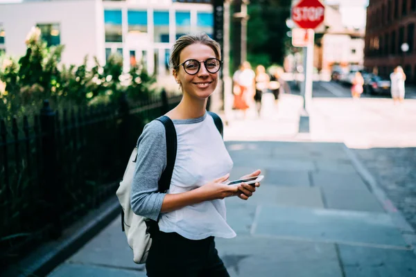 Портрет Счастливой Женщины Туристки Прогуливающейся Центру Города Смартфоном Навигации Приложению — стоковое фото