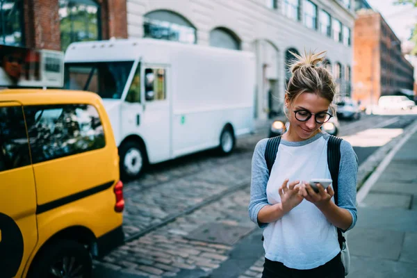 Mujer Joven Con Teléfono Inteligente Utilizando Aplicación Para Llamar Taxi —  Fotos de Stock