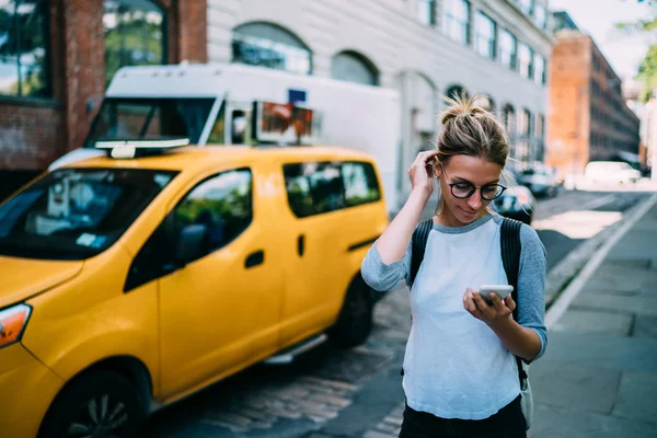 Young Terloops Gekleed Vrouwelijke Toeristische Lopen Straat Stad Met Smartphone — Stockfoto