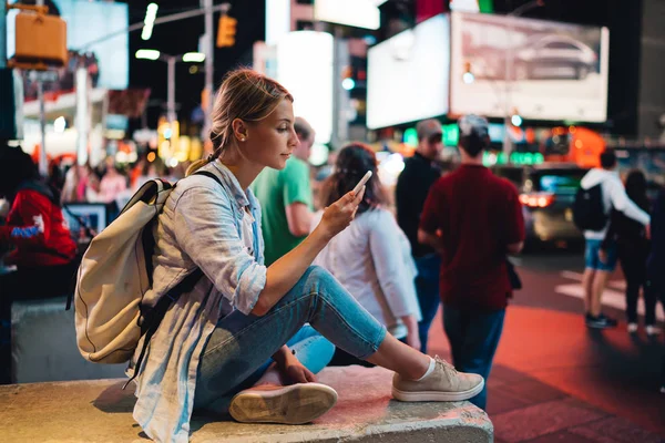 Mujer Joven Leyendo Mensaje Teléfono Móvil Través Internet Itinerancia Durante — Foto de Stock