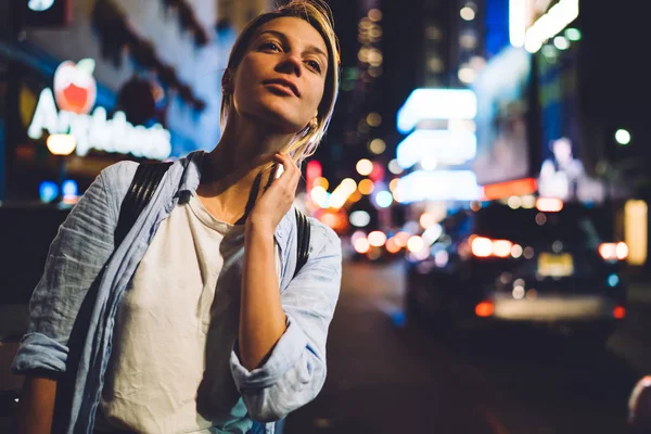 Fiatal Női Turista Keresi Forgalmas Times Square Taxi Állva Világító — Stock Fotó