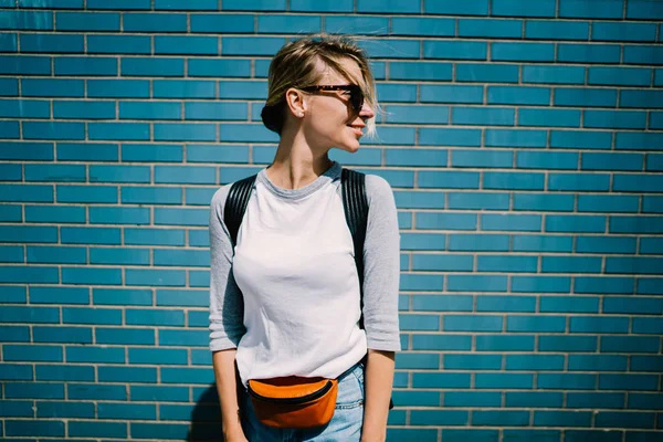 Jovem Mulher Positiva Vestida Estilo Rua Desgaste Olhando Para Longe — Fotografia de Stock