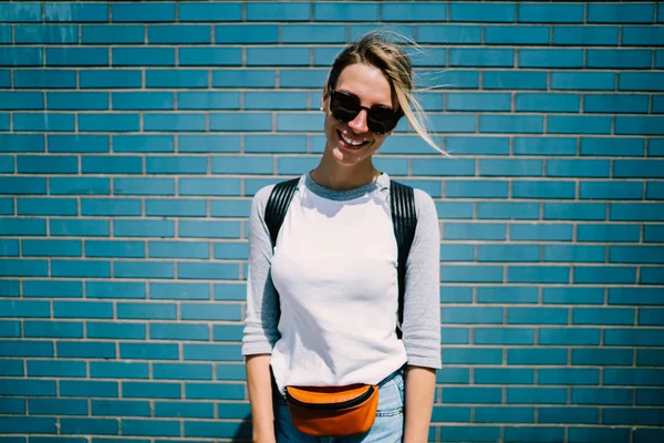 캐주얼 화창한 즐기는 카메라 Hipster 파란색 배경에 선글라스에 여자의 초상화 — 스톡 사진