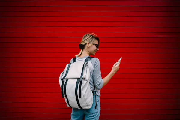 Jovem Turista Com Mochila Usando Smartphone Para Blogar Redes Sociais — Fotografia de Stock