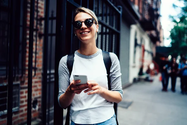 Feliz Chica Hipster Enviar Mensaje Través Teléfono Inteligente Disfrutando Ocio — Foto de Stock