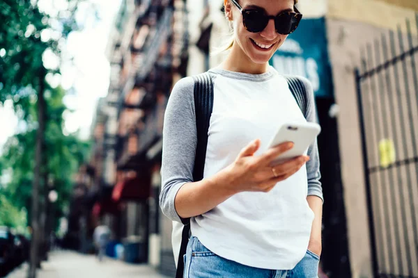 Imagem Recortada Menina Hipster Alegre Satisfeito Com Boa Internet Andando — Fotografia de Stock