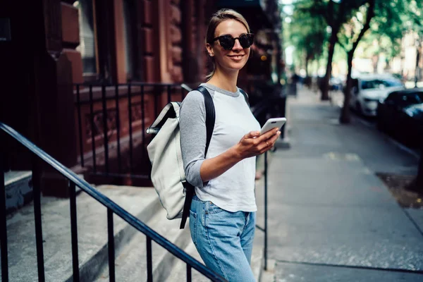 Halva Längd Porträtt Ung Kvinna Lämnar Byggnaden För Har Promenad — Stockfoto