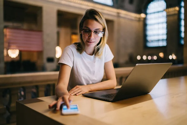 Étudiante Intelligente Synchroniser Les Fichiers Netbook Avec Smartphone Faire Des — Photo