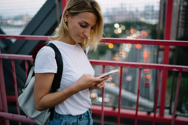 予約のバックパックと若い女性旅行者橋 Cit で歩いて電話ナビゲーション アプリケーションの場所を検索物思いにふける内気な少女を歩きながらスマート フォンを使用してオンライン — ストック写真