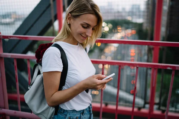 Menina Hipster Positivo Ler Mensagem Rede Social Smartphone Ponte Cidade — Fotografia de Stock