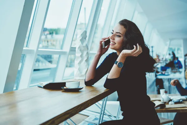 Preciosa Mujer Negocios Sonriente Hablando Por Teléfono Disfrutando Descanso Café —  Fotos de Stock