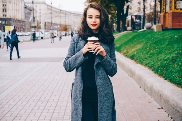 Retrato Una Hermosa Joven Con Labios Rojos Sosteniendo Sabroso Café —  Fotos de Stock