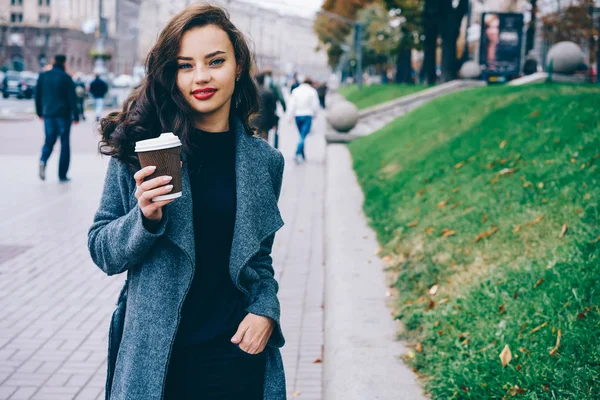 Hipster 소녀는 카메라를 미소의 초상화 캐주얼 의류가 커피를 매력적인 광고에 — 스톡 사진