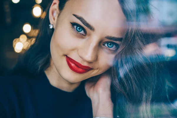 20岁的美丽女性的画像与惊人的蓝眼睛和红色的嘴唇 特写照片的华丽的乌克兰妇女与完美的皮肤和迷人的笑容在脸上看着相机 — 图库照片