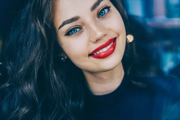 裁剪的形象开朗好看的女性微笑着看着相机 特写照片的正面迷人的乌克兰妇女与红唇 美丽的年轻女子蓝眼睛笑 — 图库照片