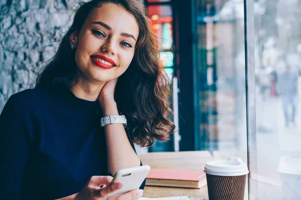 Primer Plano Retrato Atractiva Chica Hipster Sonriente Con Pelo Morena —  Fotos de Stock