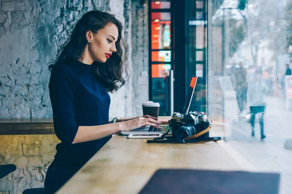 Atractiva Freelancer Femenina Escribiendo Información Texto Teclado Del Dispositivo Portátil —  Fotos de Stock