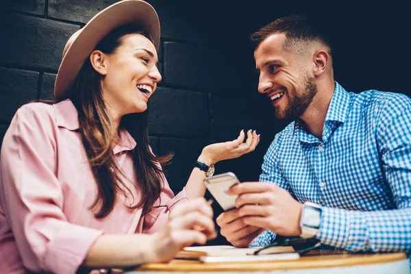 Alegre Amigos Masculinos Femeninos Disfrutando Tiempo Libre Juntos Bromeando Compartir — Foto de Stock