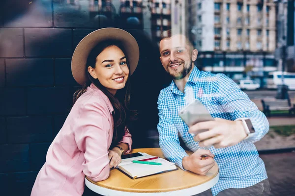 Casal Romântico Sentado Mesa Café Durante Data Posando Para Selfie — Fotografia de Stock