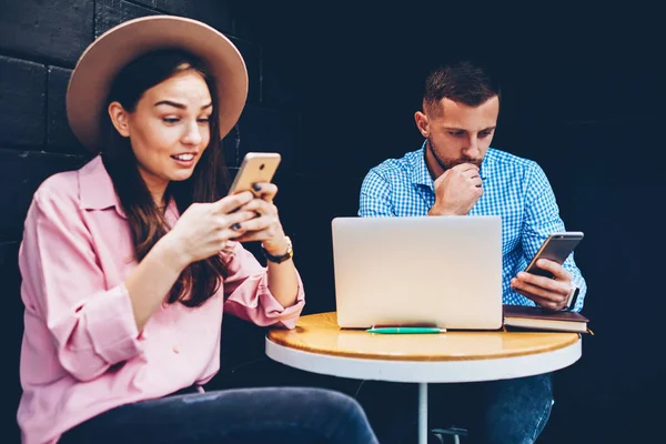 Hombre Mujer Mejor Amigo Ignorando Comunicación Vida Real Prefiriendo Pasar —  Fotos de Stock