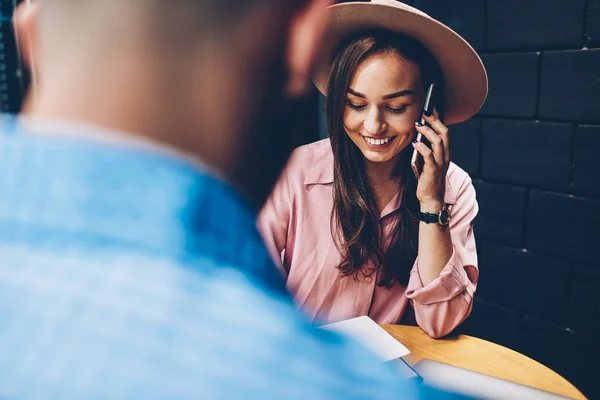 Alegre Mujer Vestida Moda Hablando Por Celular Durante Reunión Con —  Fotos de Stock