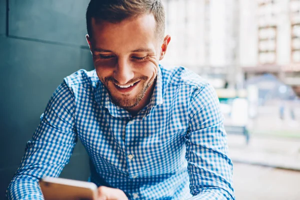 Vesel Tânăr Tip Odihnindu Cafenea Interior Chat Prieten Smartphone Stând — Fotografie, imagine de stoc