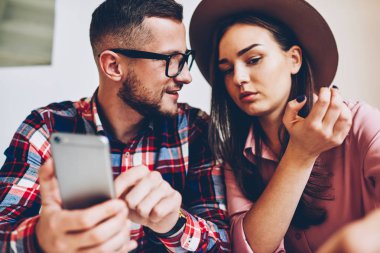 Tartışma Web sayfası, sosyal ağlar birlikte kahve dükkanında dinlenme ortak fotoğraf paylaşımı iletişim ve erkek arkadaşlarım tarama smartphone cep telefonu ile online rezervasyon yaparken sahip çift