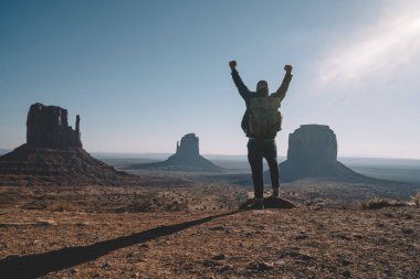 Monument Valley, erkek yolcu Yolculuk tutkusu Amerika'nın vahşi çevre keşfetmek bakış açısı elde başarı ile heyecanlı güzel doğal peyzaj bakarak hipster adam duygu özgürlük