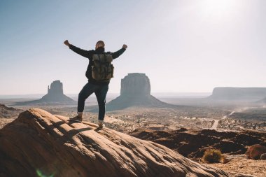 Anıt Vadisi ayakta kaldırdı elleriyle yüksek kaya güzel doğa ile sırt çantası duygu ile erkek seyahat heyecanlı