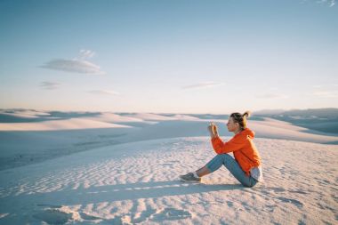 Kadın Gezgin güzel çöl manzara resimleri ile beyaz dunes telefonu kamera, sahne benzersiz çevre New Mexico'da tatil sırasında keşfetmek hippi kız alma fotoğrafları kullanarak yapma